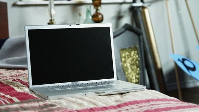 cómo mantener la computadora portátil fría en la cama